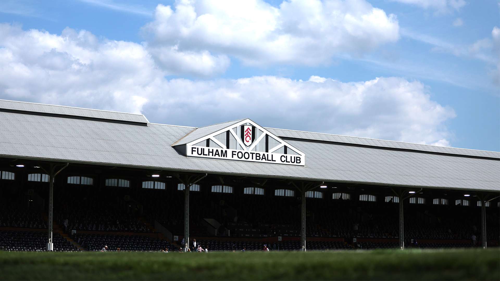 姆巴佩伯纳乌首秀时间确定，8万球迷热情迎接新皇